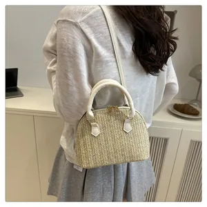 Detalle del tejido de paja en V con adornos de cuero blanco y cremalleras doradas