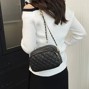 Petit sac rond noir matelassé vintage avec bandoulière chaîne dorée élégante pour femme