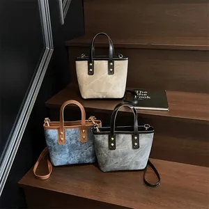 Retro-Handtaschen in Beige, gewaschenem Blau und Grau aus kontrastfarbenem Leder