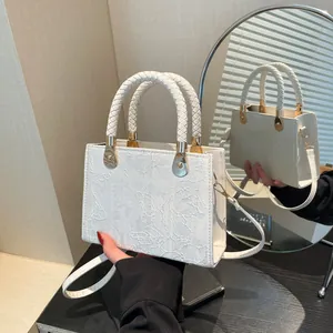 Sac bandoulière rectangulaire blanc gaufré avec poignées tissées et détails dorés