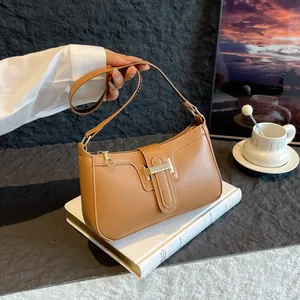 Sac sous le bras en Cuir PU Rétro pour Femmes Carré Minimaliste Petit Sac à Bandoulière Avec Boucle Métallique Mode
