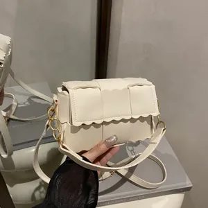 Sac à Épaule Tissé à Bords Festonnés pour Femmes Sac Bandoulière en Similicuir PU Chaîne Dorée Petit Sac Carré Messager Quotidien