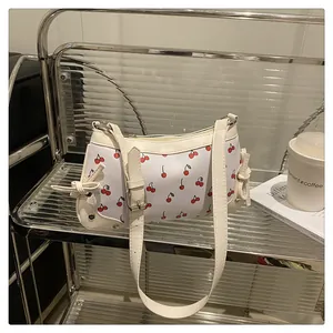 Dettaglio borsa a spalla bianca in pelle PU con stampa di ciliegie e fiocco decor