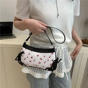 Borsa a mano bianca da donna con stampa ciliegia, fiocchi neri e borchie argentate