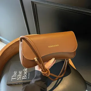 Sac sous le bras marron foncé tendance avec imprimé lettres et détail de nœud sur cuir
