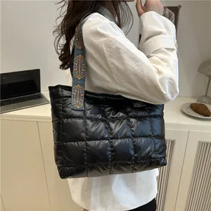 Sac fourre-tout matelassé noir avec bandoulières ethniques colorées pour femmes