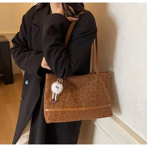 Borsa tote leopardata marrone con ciondolo a peluche bianco e capienza spaziosa