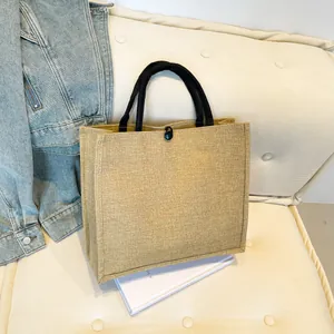 Detailansicht der Leinen-Tragetasche mit schwarzen Seilgriffen auf Cord-Matte