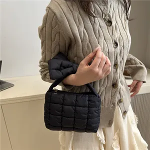 Borsa trapuntata nera con fiocco sul manico e chiusura a zip dorata dal design chic