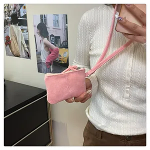 Detail der rosa Wildleder Mini quadratischen Geldbörse mit Reißverschluss und Band