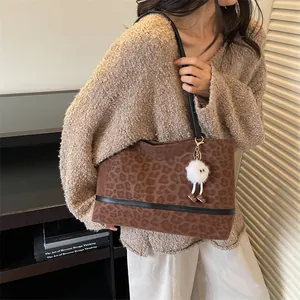 Borsa tote con stampa leopardata, tracolle nere e un simpatico ciondolo peluche