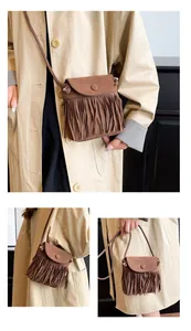 Detailansicht der braunen Wildleder-Umhängetasche mit langen Fransen im Boho-Stil