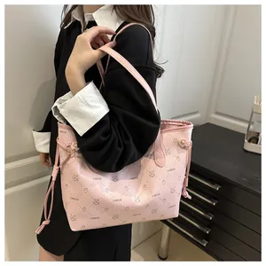 Détail du cabas en cuir rose avec imprimés monogrammes et motifs de tête de lapin