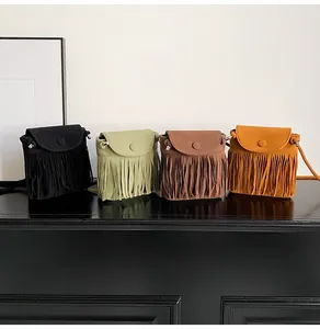 Detail von vier bunten Bohemian-Fransentaschen aus Wildlederimitat mit Quasten-Design