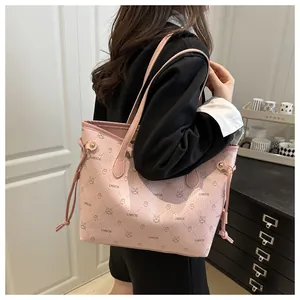 Détail du sac cabas rose avec imprimé lapin et lettrage LNBOE sur cuir texturé