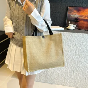 Minimalistische große Jute-Tragetasche für Damen mit schwarzen Griffen und Knopfverschluss
