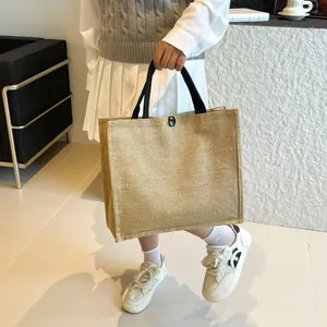 Langlebige minimalistische Jute-Tragetasche mit schwarzen Griffen und Knopfverschluss