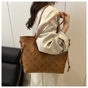 Sac fourre-tout marron avec imprimé lapin et cordon porté par un mannequin femme