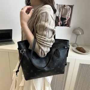 Sac cabas noir pour femme avec texture litchi et motifs de lapins pour le trajet quotidien