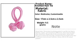 Detail van roze stoffen haarelastiekje met afmetingen van 17 cm en gewicht van 9,5 g