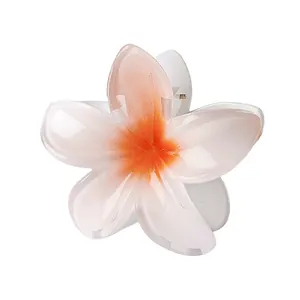 Detail der 8cm Plumeria-Blüten-Haarklammer mit durchscheinenden Blättern und Farbverlauf