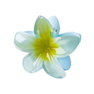 Detail der 8cm Haarklammer mit Farbverlauf in Gelb und Blau im eleganten Frangipani-Design