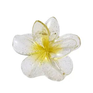 Detail der 7cm Frangipani-Haarklammer mit gelbem Farbverlauf und Glitzer-Finish