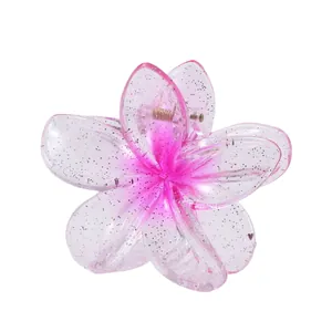 Detailansicht einer 7 cm rosa Haarspange in Blütenform mit silbernem Glitzer-Effekt