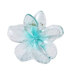 Detailansicht der blauen Blumen-Haarklammer mit silbernem Glitzer und Metallfeder-Design
