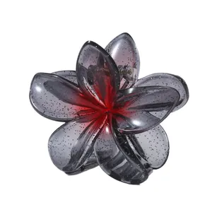 Detail der 7cm Plumeria-Blüten-Haarklammer mit grau-rotem Farbverlauf und Glitzer
