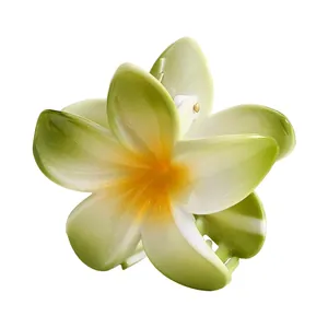 Detailaufnahme einer 7cm Frangipani-Haarklammer mit Farbverlauf auf den Blüten