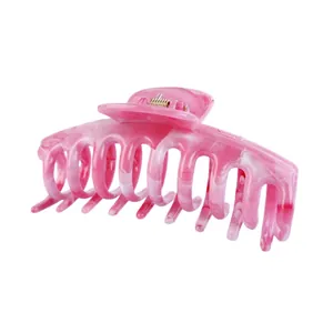 Dettaglio della molletta per capelli in marmo rosa e bianco con forte molla in metallo