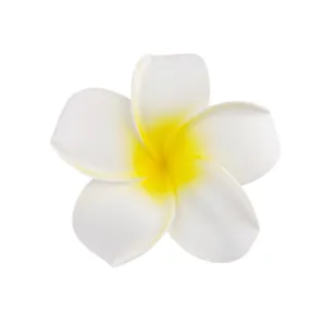Nahaufnahme einer realistischen Frangipani-Haarklammer mit gelb-weißen Farbverlauf-Blüten