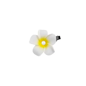 Detail einer Stoff Frangipani Haarspange mit Farbverlauf und Perlenmitte