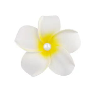 Nahaufnahme der weißen Plumeria-Haarklammer mit gelber Mitte und Perlendetail
