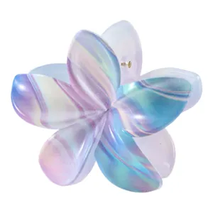 Detail einer 8cm Blumen-Haarklammer mit irisierender Marmorierung und Metallfeder