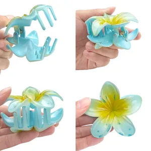 Makroaufnahme der großen Frangipani Haarklammer mit blau-gelbem Farbverlauf-Design