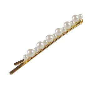 Vista dettagliata del fermaglio per capelli con perle fatte a mano e base in lega d'oro