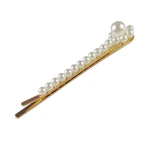 Dettaglio del fermaglio per capelli con perle fatte a mano e base in metallo dorato