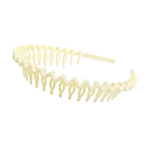 Detail of cream wavy headband with anti-slip teeth for secure and stylish hair styling