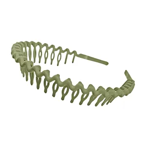 Detail view of olive green wavy hairband with non-slip teeth and matte finish