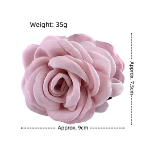 Pince à cheveux rose en tissu motif rose avec dimensions pour coiffures élégantes