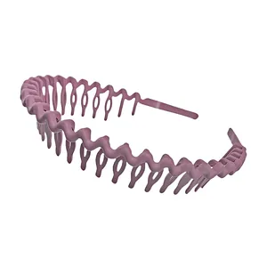 Detail of matte mauve wavy headband with inner teeth for non-slip grip and hairstyling