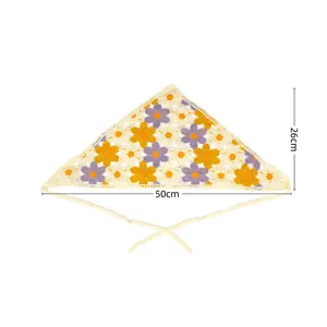 Gehaakte driehoekige hoofddoek met madeliefjespatroon en linten in paars en oranje