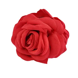 Gros plan détaillé d'une pince à cheveux rose en tissu rouge avec texture florale réaliste