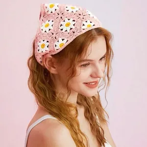 Roze gehaakte driehoekige hoofddoek met witte madeliefjes gedragen door een model
