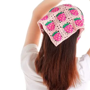 Achteraanzicht van een roze gehaakte driehoekige bandana met rode aardbei-details