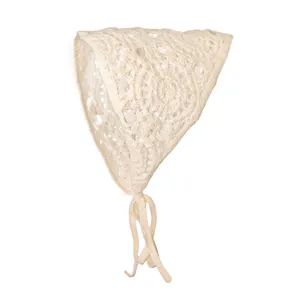 Detail van de gehaakte driehoekige hoofddoek met bloemmotief en gebreide textuur