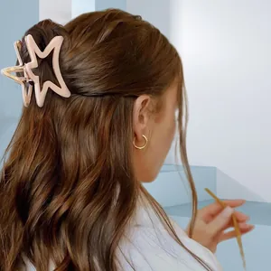 Haarklammer in Sternform aus Acetat in der Seitenansicht einer Hochsteckfrisur bei braunem Haar