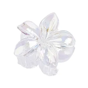 Détail de la pince à cheveux fleur irisée 4cm avec effet arc-en-ciel et ressort en métal